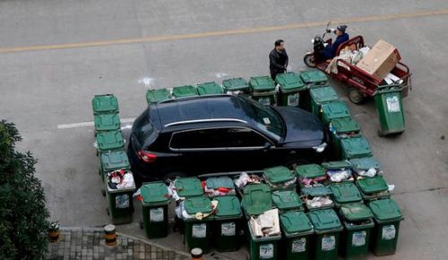 汽車被垃圾桶包圍是被惡搞還是得罪人了？